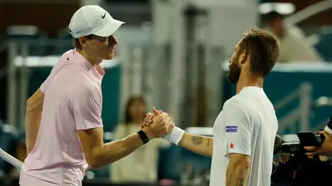 Corentin Moutet felicita a Jannik Sinner tras su partido en el Miami Open Corentin Moutet felicita a Jannik Sinner tras su partido en el Miami Open