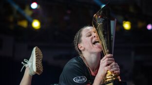 Dominika Elischerova posando con un trofeo