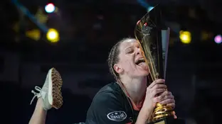 Dominika Elischerova posando con un trofeo Dominika Elischerova posando con un trofeo