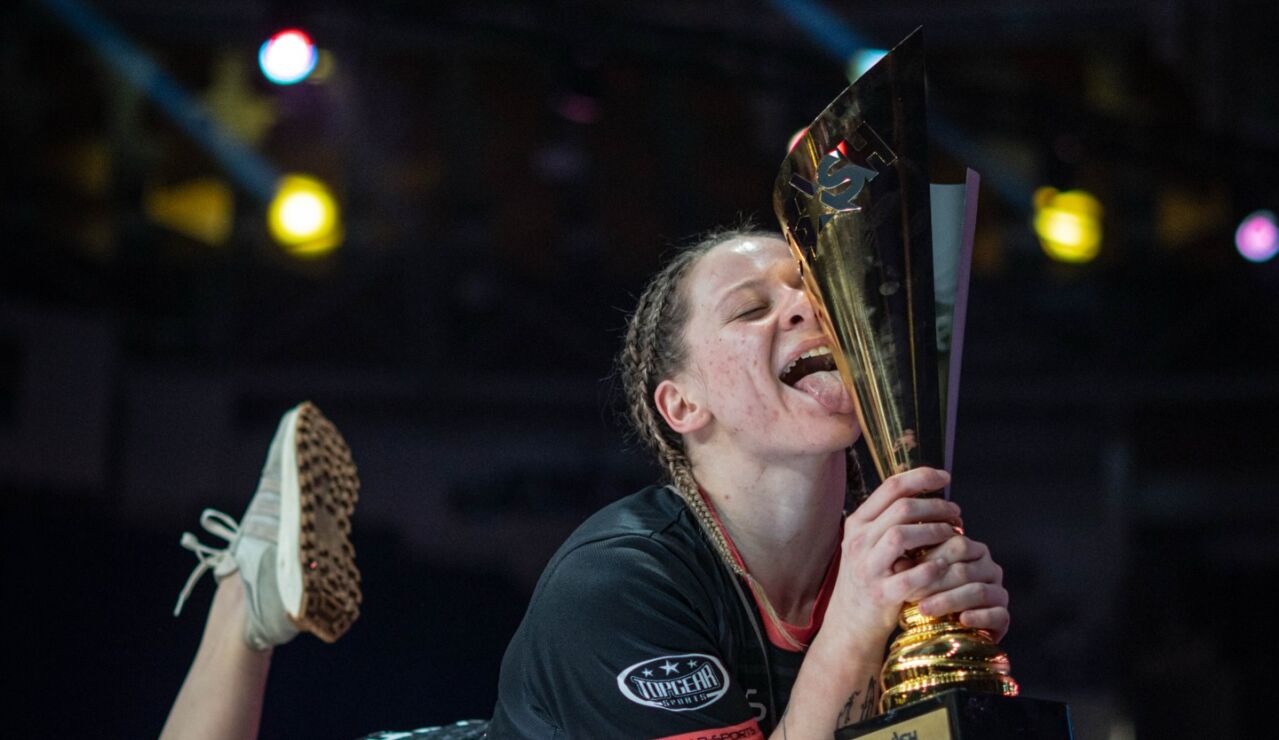 Dominika Elischerova posando con un trofeo