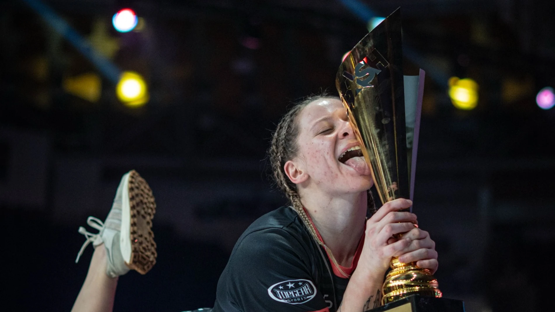Dominika Elischerova posando con un trofeo Dominika Elischerova posando con un trofeo