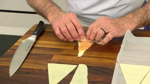 Enrolla la masa, empezando por la parte más ancha hasta la punta Enrolla la masa, empezando por la parte más ancha hasta la punta