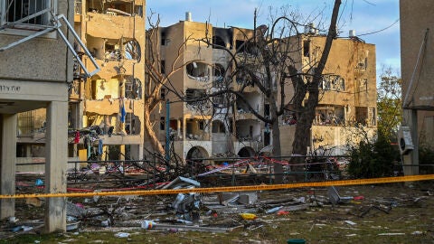 March 22, 2026, Arad, Ramat Gan, Israel: Central Israel - Heavy damage was caused to nine buildings and a mass casualty incident was declared following an Iranian missile strike. The Israeli Air Force is investigating why the missile was not intercepted.,Image: 1085250714, License: Rights-managed, Restrictions: , Model Release: no, Credit line: Paulina Patimer / Zuma Press / ContactoPhoto Editorial licence valid only for Spain and 3 MONTHS from the date of the image, then delete it from your ...