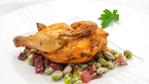 Picantones asados con habitas salteadas: "La puede hacer cualquiera, aunque no haya cocinado nunca" Picantones asados con habitas salteadas: "La puede hacer cualquiera, aunque no haya cocinado nunca"