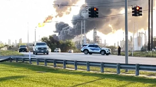 Incendio en una refinería de Texas. Incendio en una refinería de Texas.