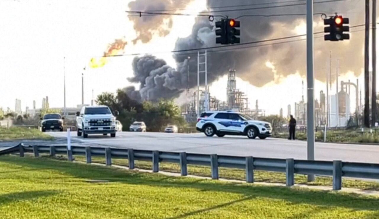 Incendio en una refiner&iacute;a de Texas.
