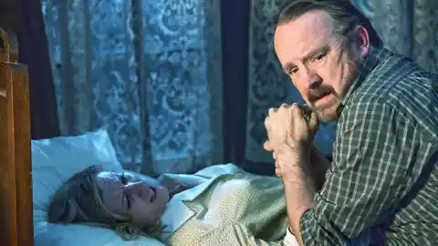 Carrie Anne Fleming como Karen Singer y Jim Beaver como Bobby Singer en Supernatural Carrie Anne Fleming como Karen Singer y Jim Beaver como Bobby Singer en Supernatural