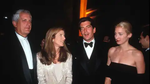 John F. Kennedy Jr. con su mujer Carolyn Bessette y su hermana Caroline Kennedy en 1998 John F. Kennedy Jr. con su mujer Carolyn Bessette y su hermana Caroline Kennedy en 1998