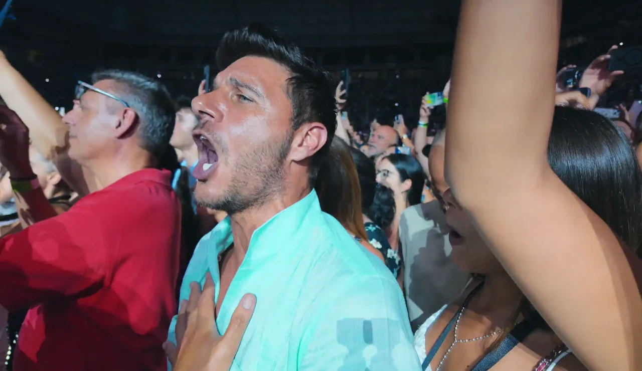 Joaquín disfruta bailando ‘El anillo pa cuando’ en directo en el concierto de Jennifer López