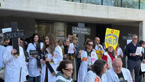 Médicos de Vigo esperan que Caamaño "se siente a negociar de verdad" tras 8 días de encierro en el Olimpia Valencia Imagen de la concentración de este lunes. REMITIDA / HANDOUT por O'MEGA Fotografía remitida a medios de comunicación exclusivamente para ilustrar la noticia a la que hace referencia la imagen, y citando la procedencia de la imagen en la firma 23/03/2026