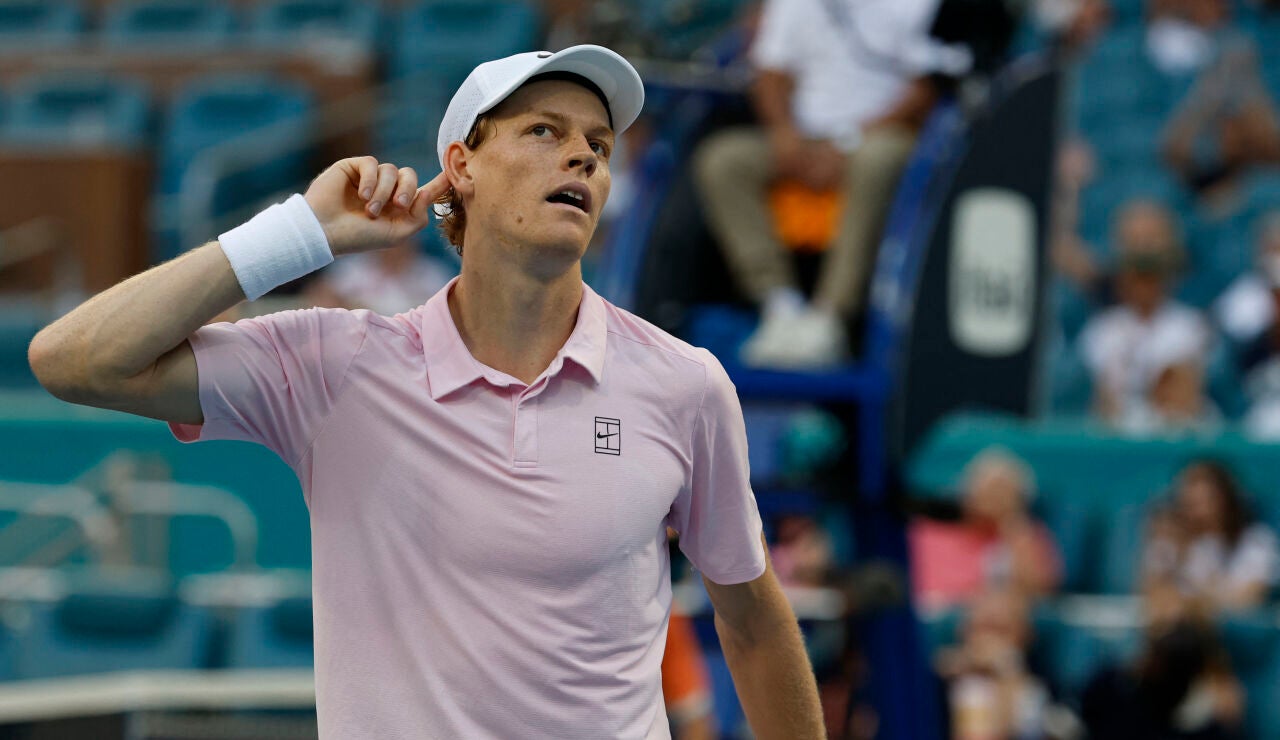 Jannik Sinner celebra un punto ante Alex Michelsen