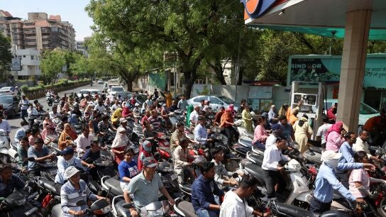 Colas frente a una gasolinera en Ahmedabad, India