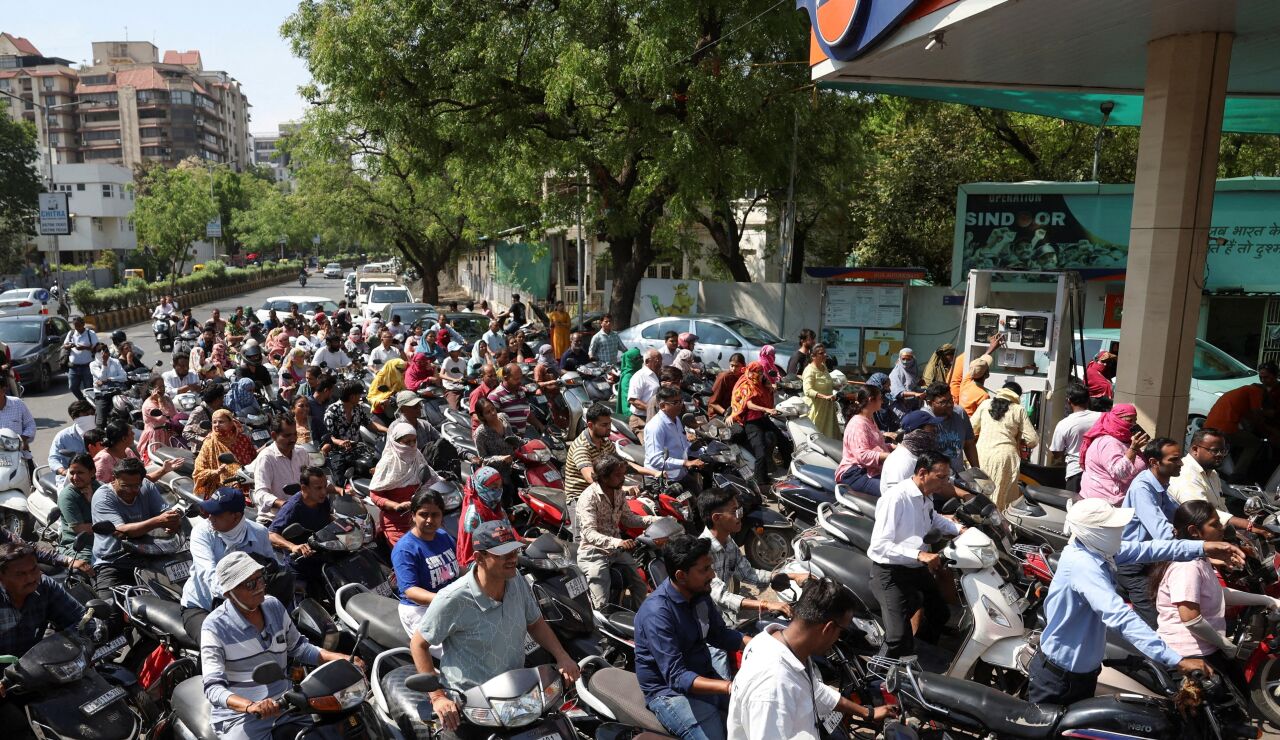 Colas frente a una gasolinera en Ahmedabad, India