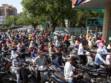 Colas frente a una gasolinera en Ahmedabad, India