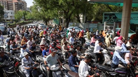 Colas frente a una gasolinera en Ahmedabad, India, ante los rumores de posibles interrupciones en el suministro de combustibles, el 24 de marzo de 2026