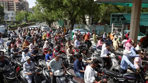Colas frente a una gasolinera en Ahmedabad, India, ante los rumores de posibles interrupciones en el suministro de combustibles, el 24 de marzo de 2026 Colas frente a una gasolinera en Ahmedabad, India, ante los rumores de posibles interrupciones en el suministro de combustibles, el 24 de marzo de 2026