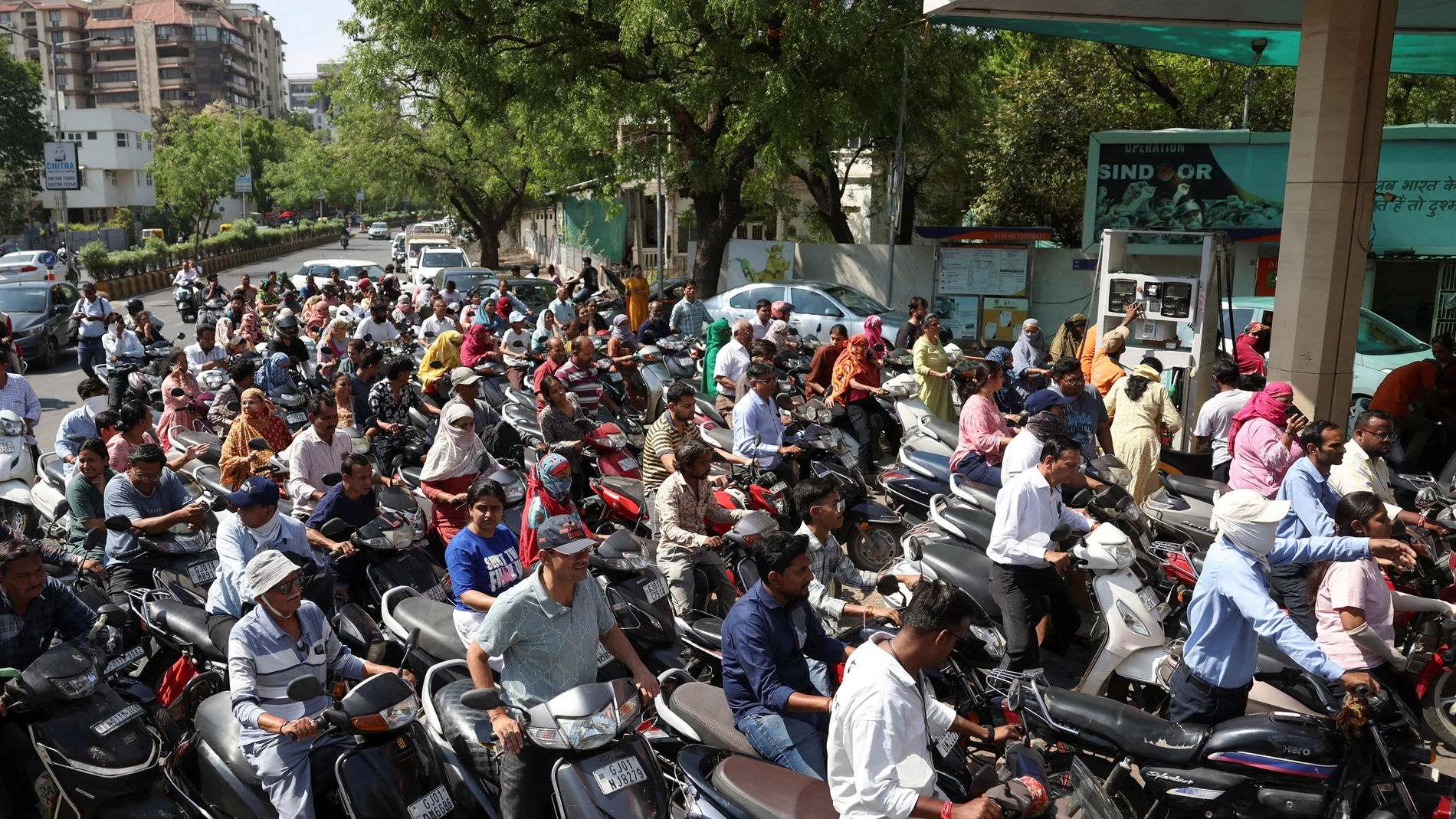 Colas frente a una gasolinera en Ahmedabad, India, ante los rumores de posibles interrupciones en el suministro de combustibles, el 24 de marzo de 2026 Colas frente a una gasolinera en Ahmedabad, India, ante los rumores de posibles interrupciones en el suministro de combustibles, el 24 de marzo de 2026