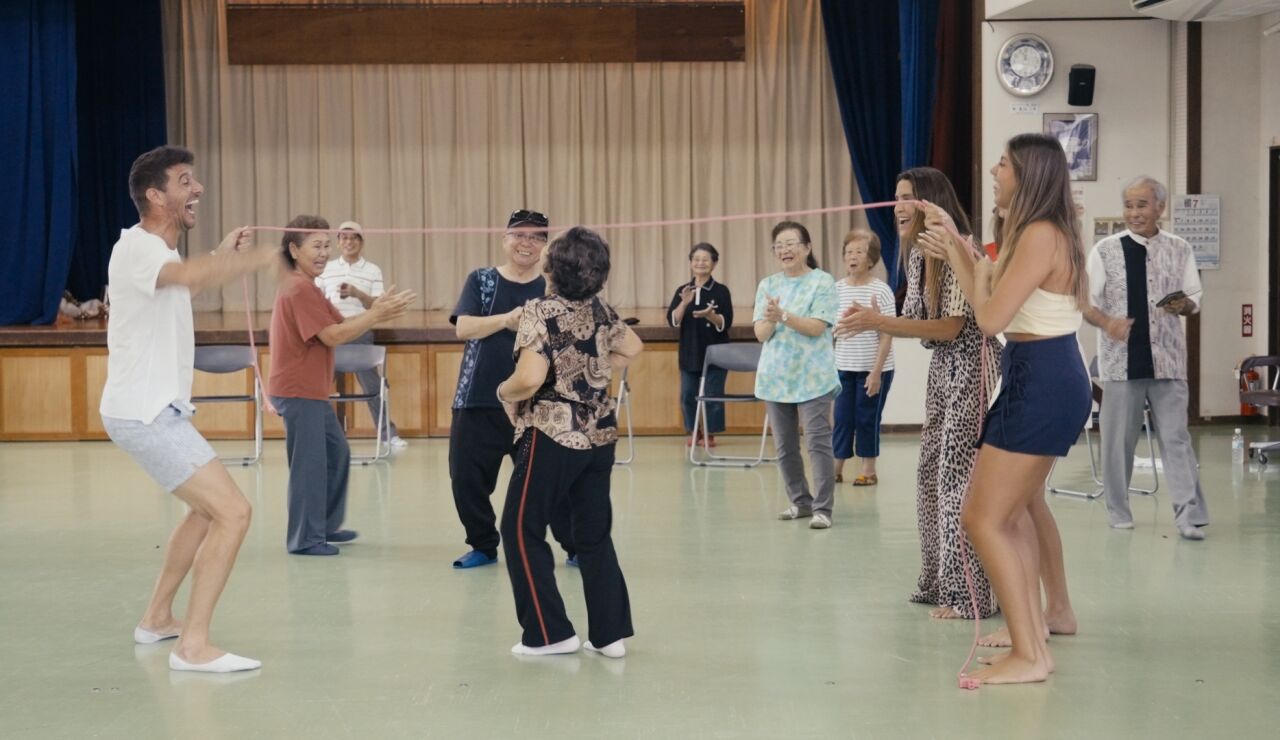 Los S&aacute;nchez Saborido bailan La Macarena con los mayores: &ldquo;Son maravillosos&rdquo; 