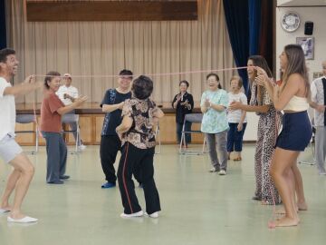Los S&aacute;nchez Saborido bailan La Macarena con los mayores: &ldquo;Son maravillosos&rdquo; 