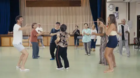 Los Sánchez Saborido bailan La Macarena con los mayores: “Son maravillosos” Los Sánchez Saborido bailan La Macarena con los mayores: “Son maravillosos”