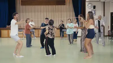 Los Sánchez Saborido bailan La Macarena con los mayores: “Son maravillosos” Los Sánchez Saborido bailan La Macarena con los mayores: “Son maravillosos”