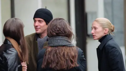 John Kennedy, Carolyn y sus dos hermanas Lauren y Lisa John Kennedy, Carolyn y sus dos hermanas Lauren y Lisa