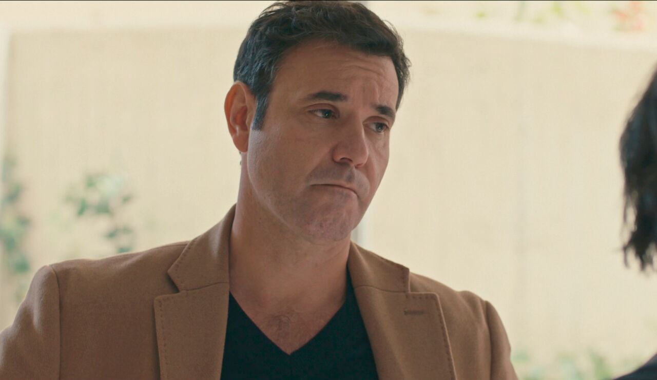 C&eacute;sar le cuenta la verdad a Amanda: plagio la tesis de su amigo