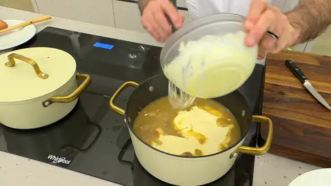 Añade esta mezcla a la cazuela en el último momento Añade esta mezcla a la cazuela en el último momento