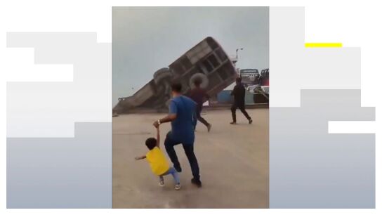 Momento en el que un autob&uacute;s cae a un r&iacute;o en Bangladesh