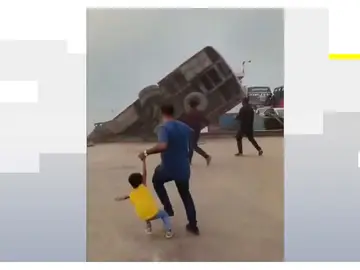 Momento en el que un autobús cae a un río en Bangladesh Momento en el que un autobús cae a un río en Bangladesh
