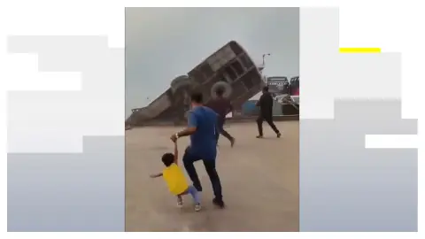 Momento en el que un autobús cae a un río en Bangladesh Momento en el que un autobús cae a un río en Bangladesh