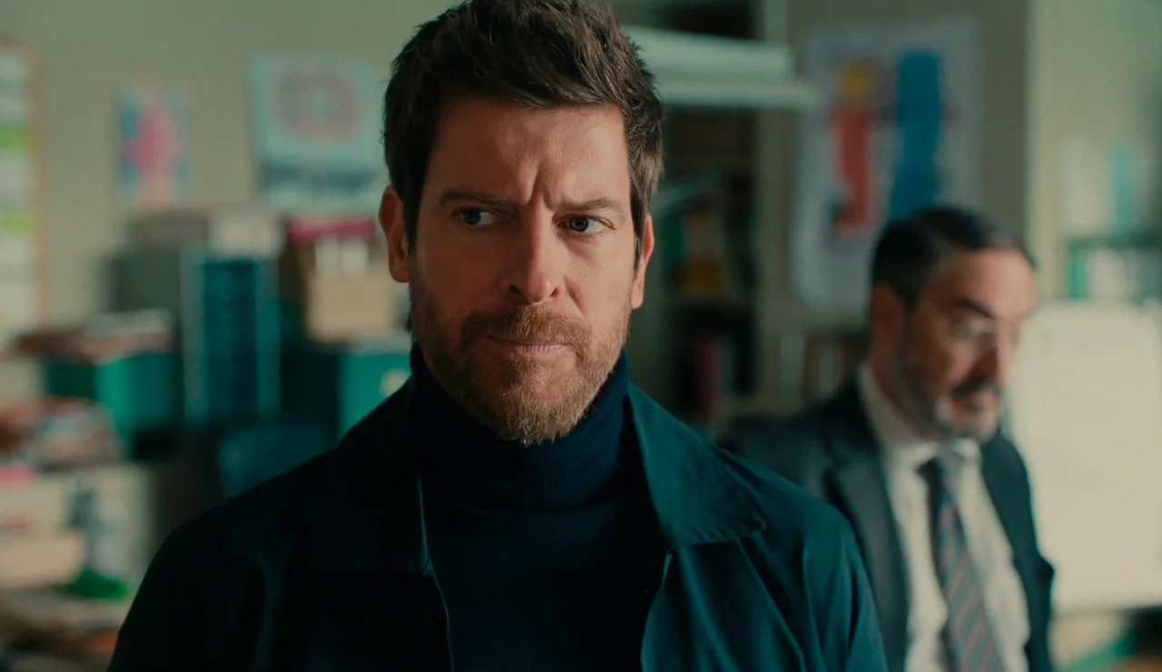 Gabriel se molesta cuando César aparece inesperadamente en el despacho