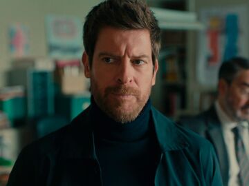 Gabriel se molesta cuando C&eacute;sar aparece inesperadamente en el despacho