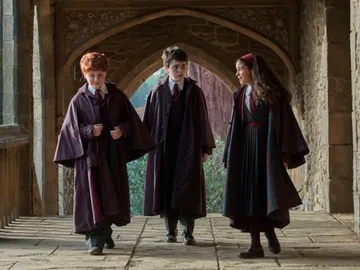 McLaughlin como Harry Potter, Arabella Stanton como Hermione Granger, Alastair Stout como Ron Weasley McLaughlin como Harry Potter, Arabella Stanton como Hermione Granger, Alastair Stout como Ron Weasley