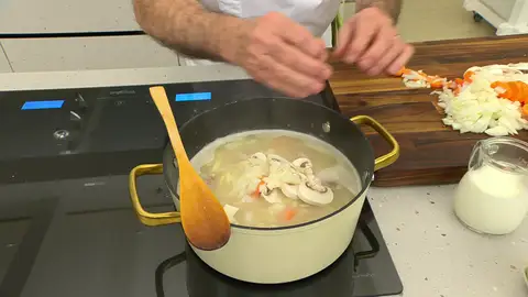 Incorpora todo a la cazuela de la carne Incorpora todo a la cazuela de la carne