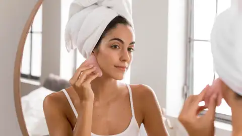 Mujer cuidándose la piel Mujer cuidándose la piel