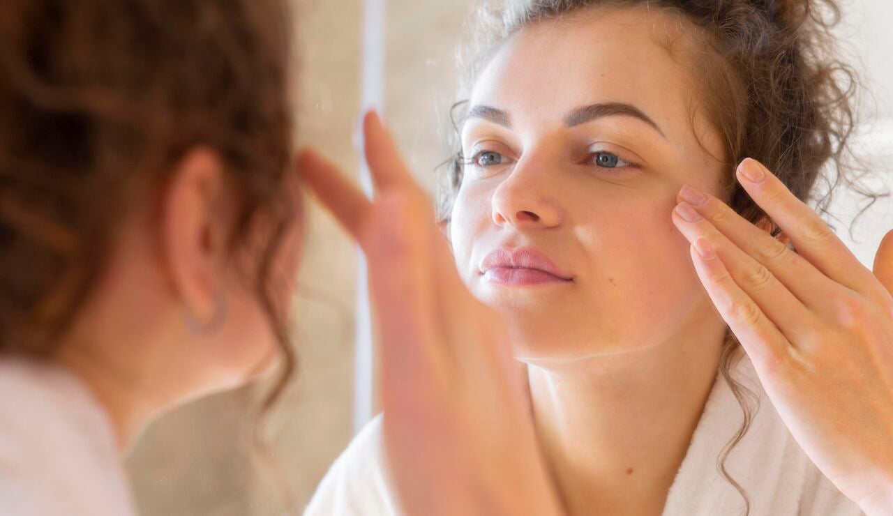 Mujer cuid&aacute;ndose la piel