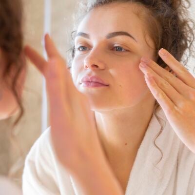 Mujer cuid&aacute;ndose la piel