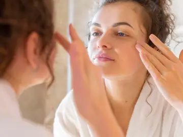 Mujer cuidándose la piel Mujer cuidándose la piel