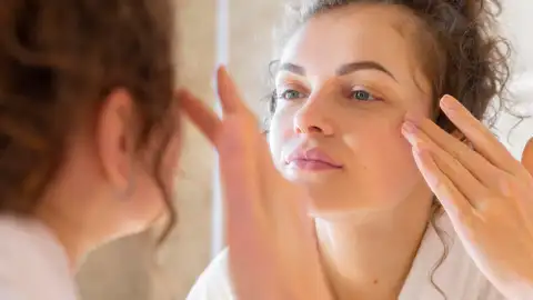 Mujer cuidándose la piel Mujer cuidándose la piel