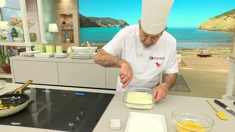 Después, tápala a piel con film de cocina y deja que enfríe en el frigorífico Después, tápala a piel con film de cocina y deja que enfríe en el frigorífico