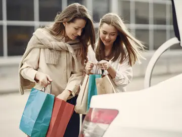 Dos chicas de compras Dos chicas de compras
