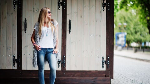 Modelo posando con pantalones vaqueros