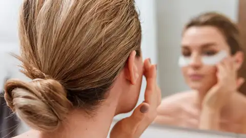 Mujer cuidándose la piel Mujer cuidándose la piel