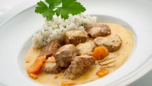 Karlos Argui&ntilde;ano elabora una receta francesa de blanqueta de ternera