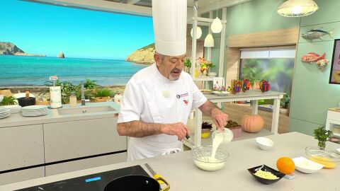 Mezcla los ingredientes con una varilla hasta que quede lisa