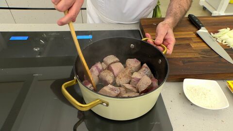 Salpimienta la carne y sofríela hasta que esté dorada por todos lados