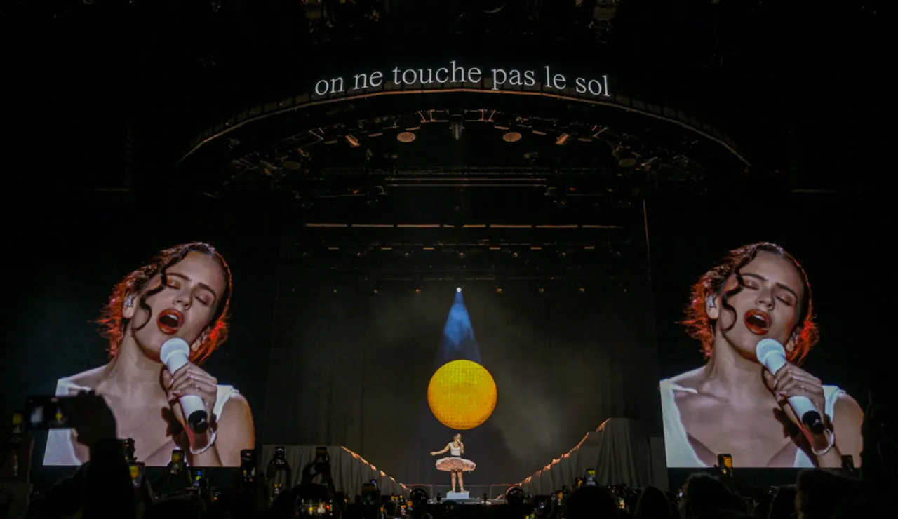 Rosalía durante un concierto de LUX Tour