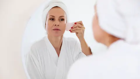 Mujer cuidándose la piel Mujer cuidándose la piel