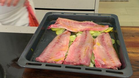 Vierte un chorro de aceite sobre cada lomo